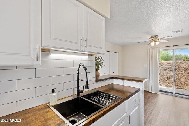 Building Photo - 330 W Tonopah Dr