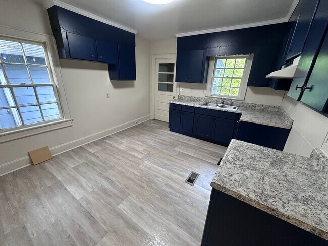 Building Photo - 2 Bedrooms, 1 Bathroom - House in West Rome!