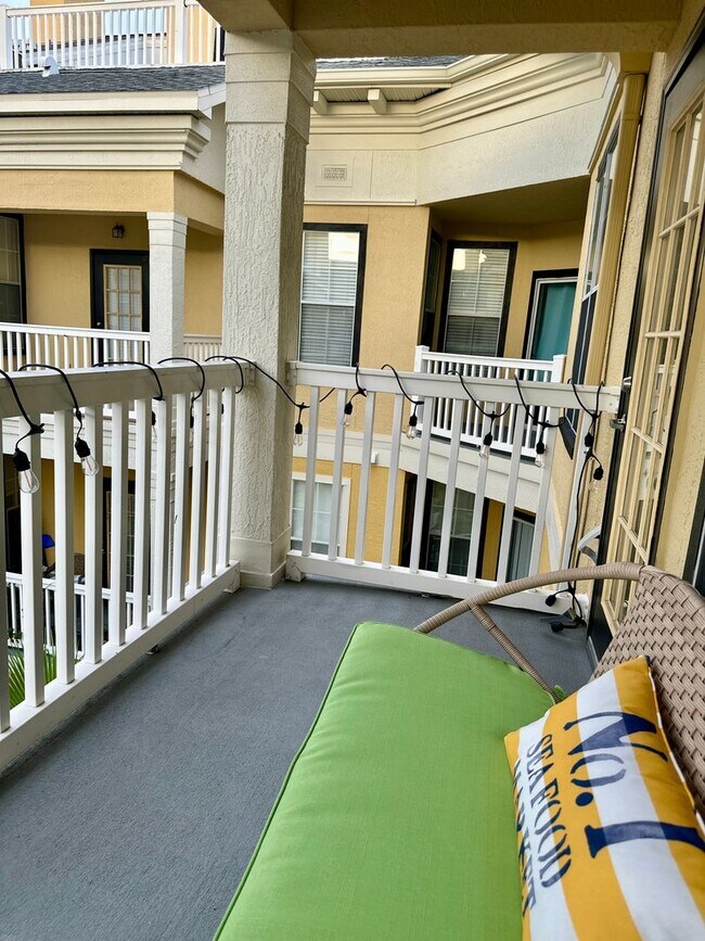 Building Photo - FULLY FURNISHED with King Bed-Pool View 1b...