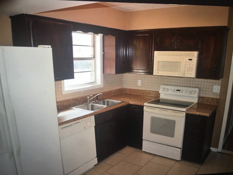 Building Photo - 6044 Cordova Rd