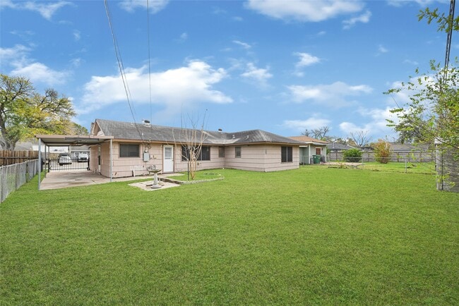 Building Photo - 1853 Huge Oaks St