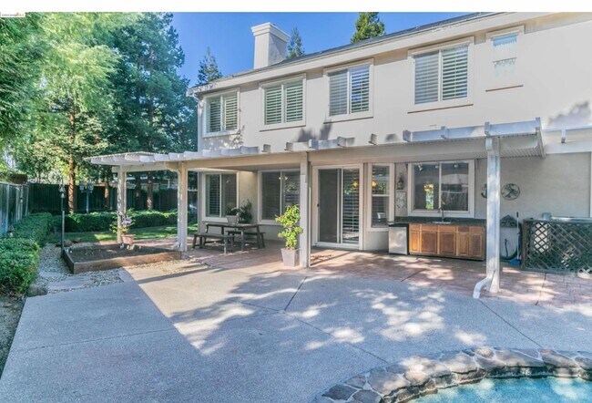 Building Photo - 784 Begonia Dr