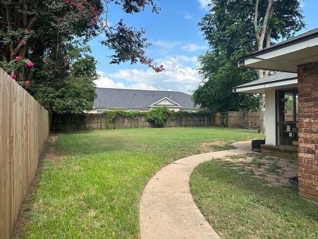 Building Photo - 8641 Chalmette Dr