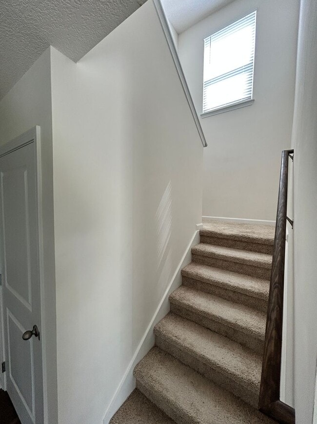 Building Photo - 632 Clay Dr
