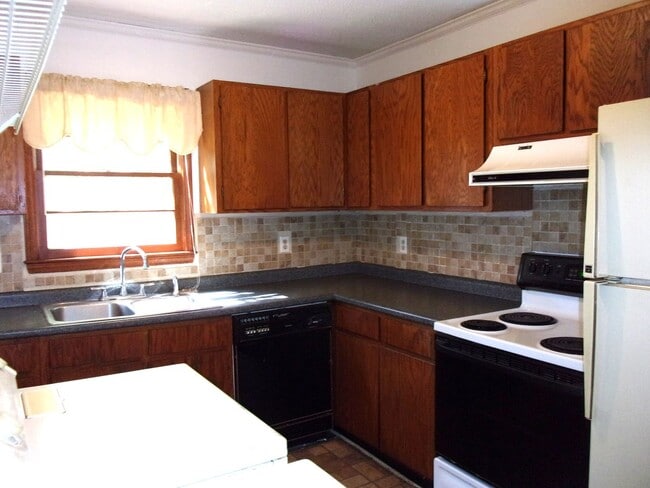 Building Photo - 3 Bedroom 1 1/2 Bath Home on 1 Acre in Newport
