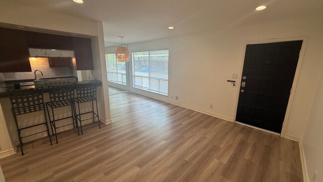 Building Photo - Gorgeous Condo nestled right on Lady Bird Lake!