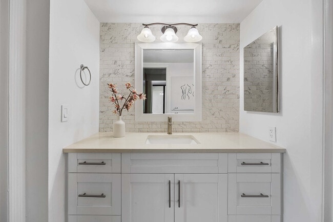 Building Photo - 3625 Boca Ciega Dr