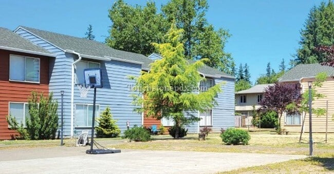 Building Photo - 2nd MONTH RENT FREE! Updated 3 BR Apartment with Patio in Portland