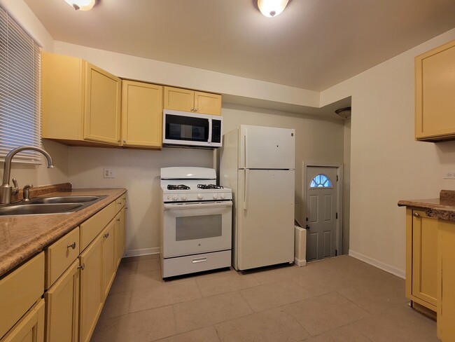Building Photo - 9900 S Paxton Ave