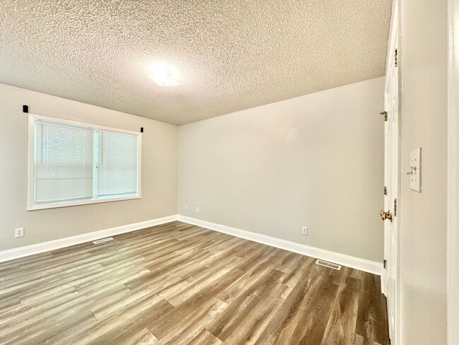 Building Photo - 3 BR Unit Near Shoppes on Elm
