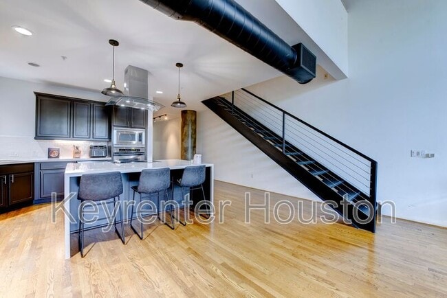 Building Photo - 1005 S Shepherd Dr