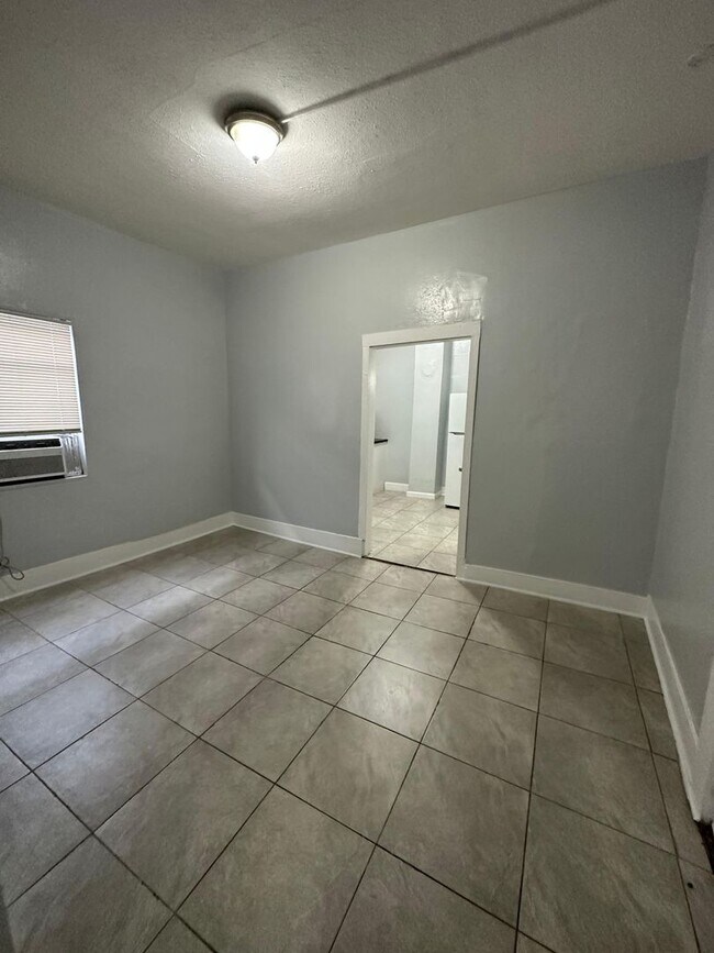 Building Photo - Fully Renovated 1/1 -Single Family  Ready to Move In!