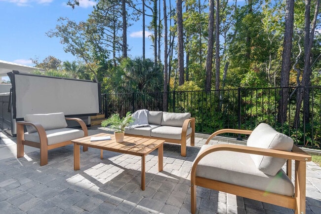 Building Photo - 223 E Lakeshore Dr