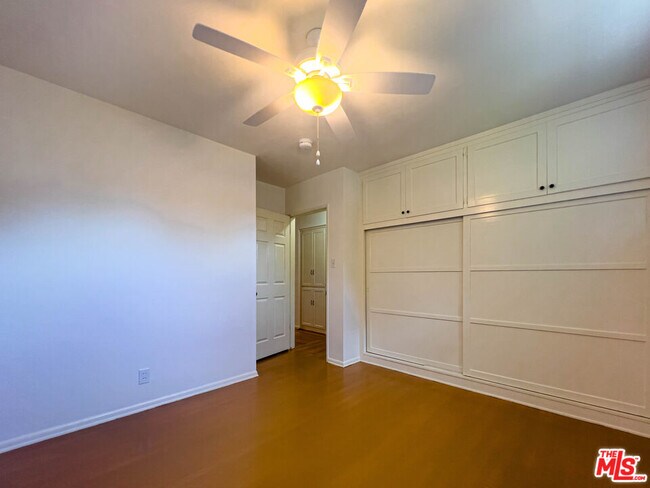 Building Photo - 626 Irving Dr