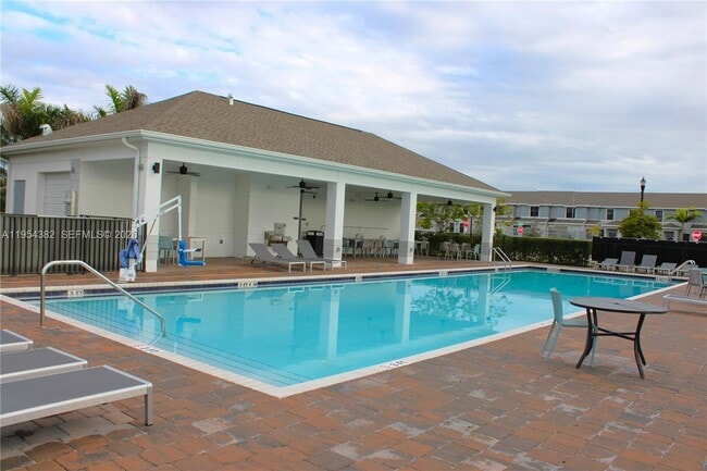 Building Photo - 470 NE 12th St