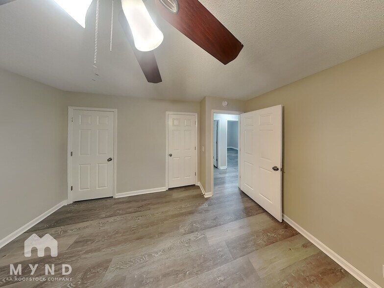 Building Photo - 907 Briar Ct