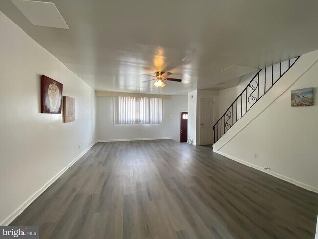 Building Photo - 12673 Biscayne Dr
