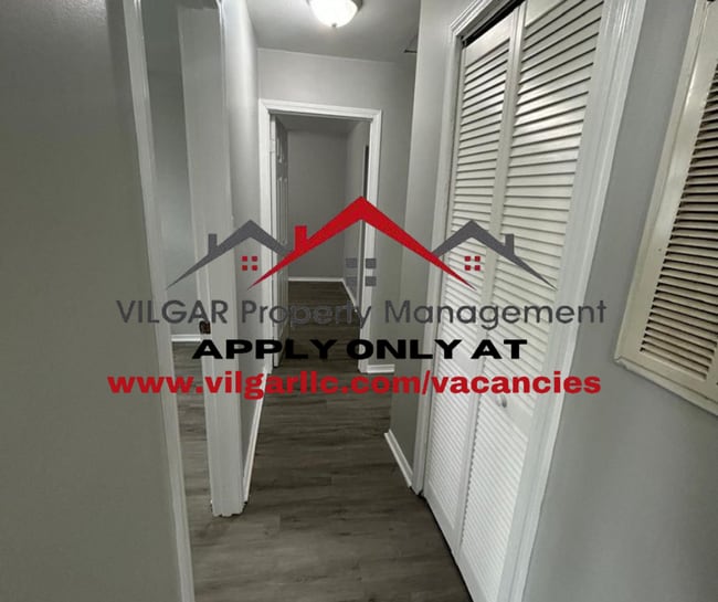 Building Photo - Step into this freshly updated 3 bed, 1 ba...