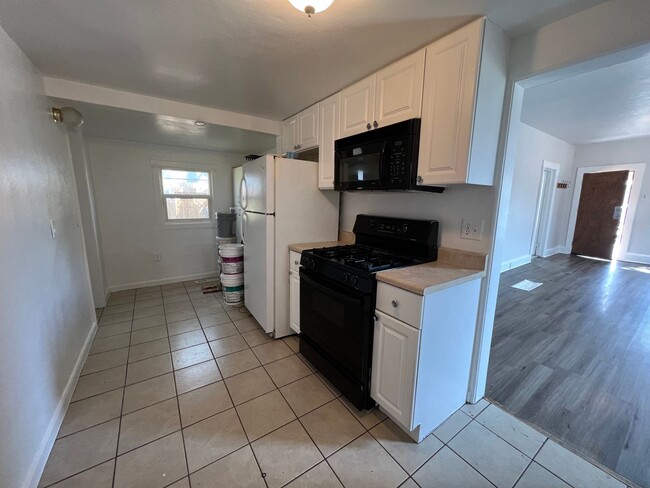 Building Photo - Two Bedroom One Bathroom in Englewood.