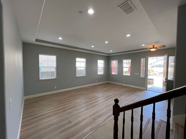 Building Photo - Desirable and Spacious 5-Bedroom Home in Empire Ranch!