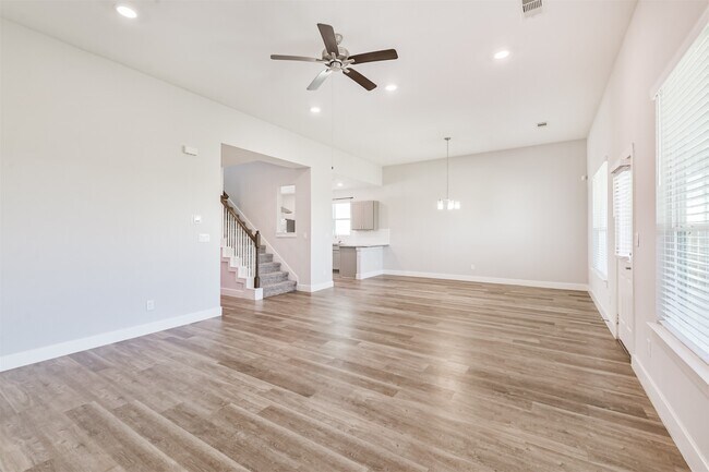 Building Photo - 13083 Clear View Dr