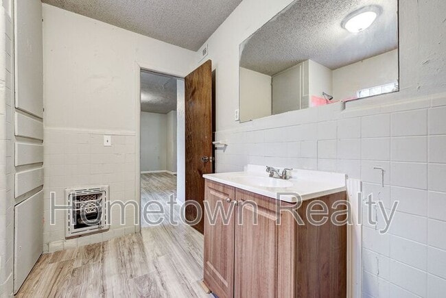 Building Photo - 1135 N Billen Ave