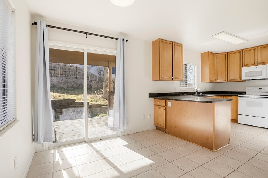 Eating area, view of back yard - 256 W Jefferson Ave