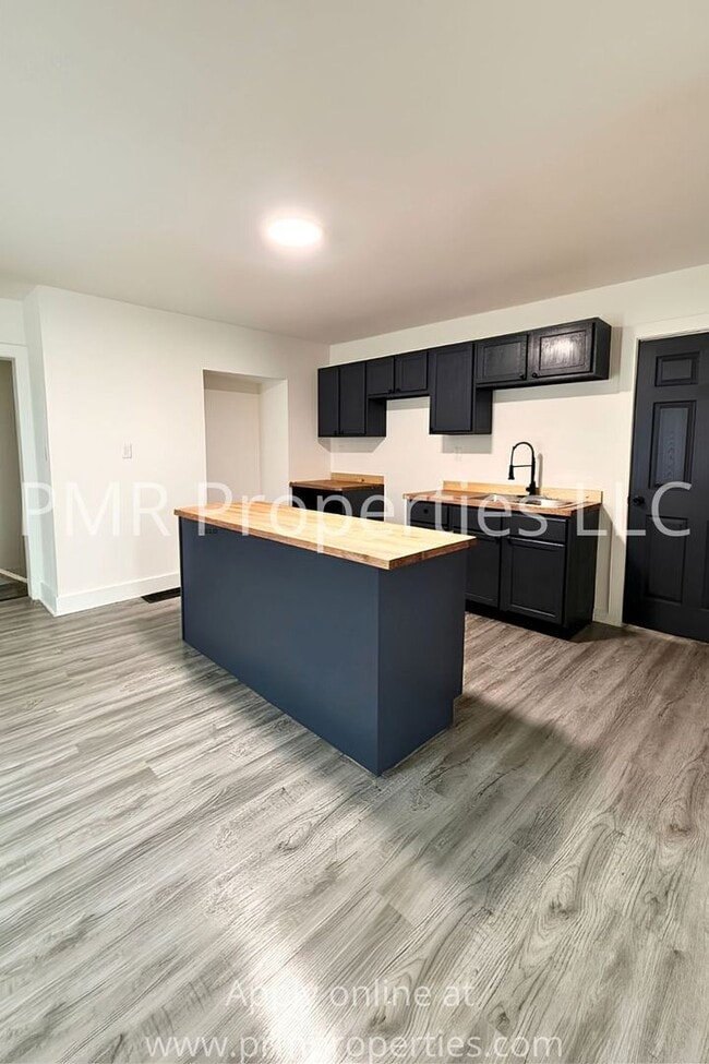 Building Photo - 6 Bedrooms / 3.5 Bathrooms House