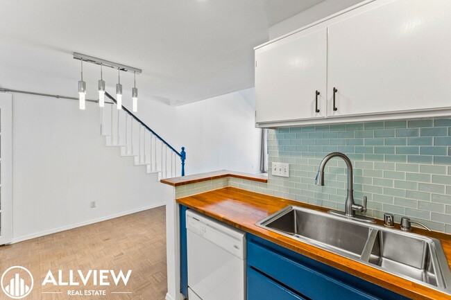 Building Photo - Updated 2 Bed, 1.5 Bath Condo in Gated Crosspointe Village