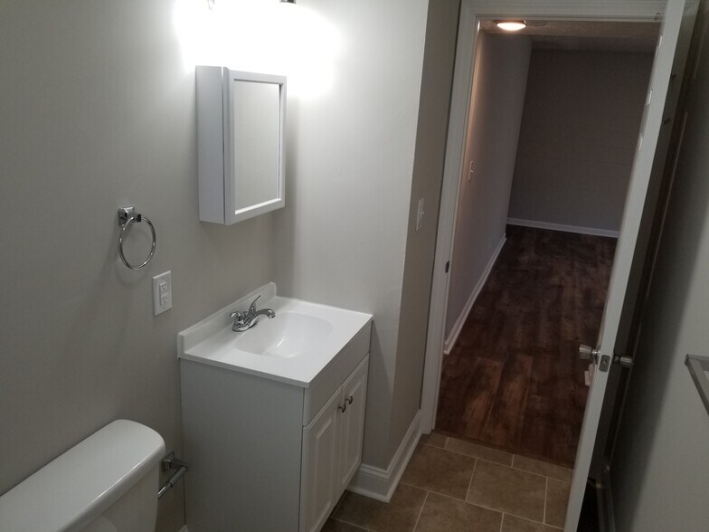 Building Photo - 924 Rarig Ave