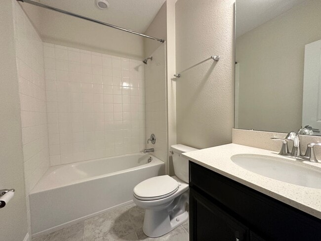 Building Photo - 4 Bed 3.5 Bath Townhouse In Storey Lake