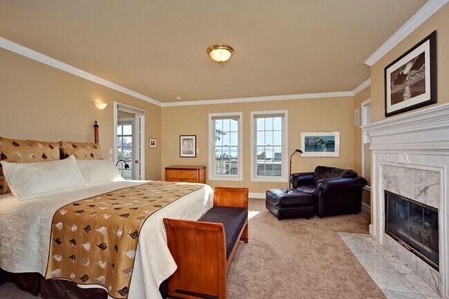 Building Photo - Queen Anne Home