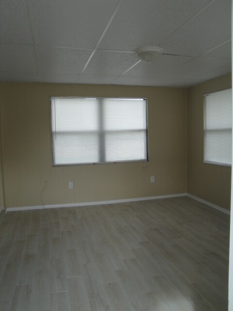 Building Photo - CLOSE TO SHOPPING AND SCHOOLS AVAIL OCTOBE...