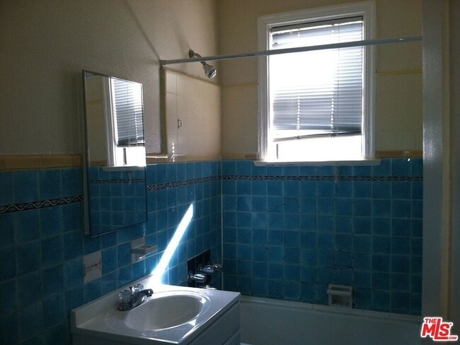 Building Photo - 630 S Kenmore Ave