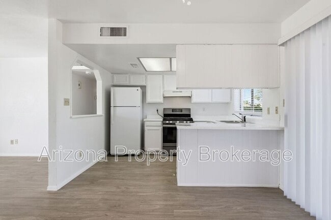 Building Photo - 1636 W Wescott Dr