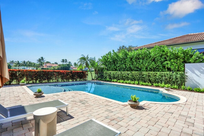 Building Photo - 528 Les Jardin Dr