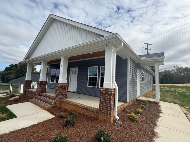 Building Photo - Three bedroom, 2 bath house in Graham