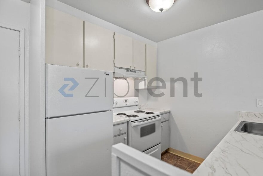 Building Photo - Unit 206