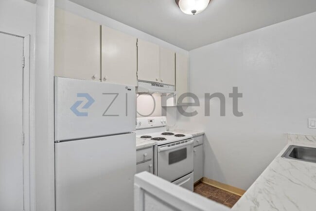 Building Photo - Unit 206