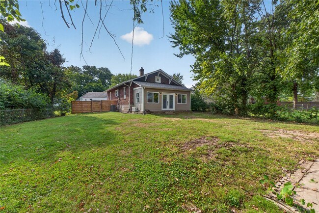Building Photo - 423 Heman Dr