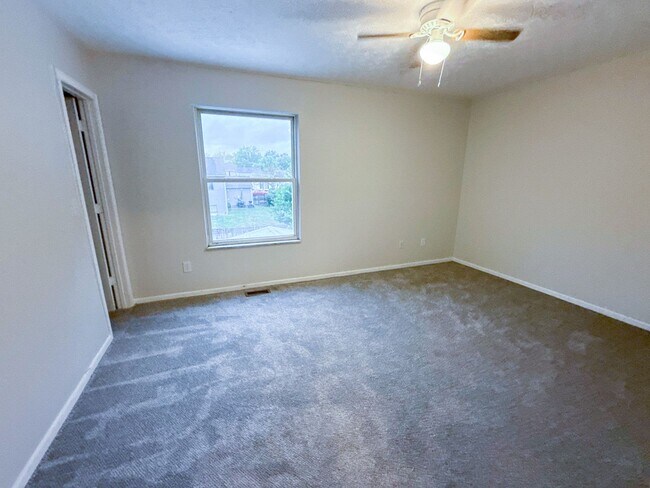 Building Photo - Spacious 3-Bed and 1.5 Home w/ Sunroom - B...