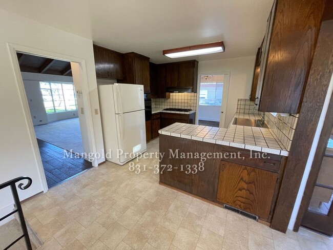 Building Photo - Beautiful 4-bed 2-bath Home with Cozy Fireplace, Front and Back Yards and Large Windows!