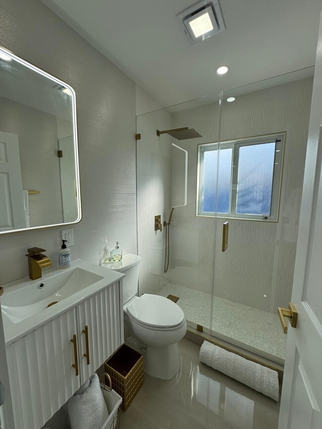 Building Photo - 1900 NE 2nd St