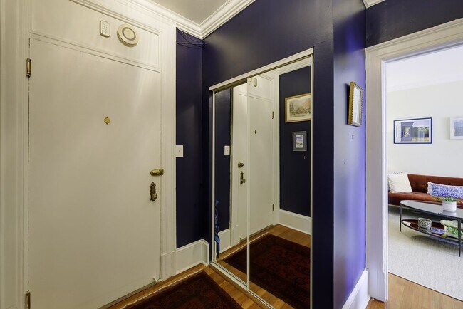 Building Photo - Great Luxury 1 Bedroom 1 Bath on Connecticut Ave in Kalarama