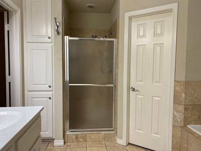 Building Photo - Great 4 Bedroom in Cooper District