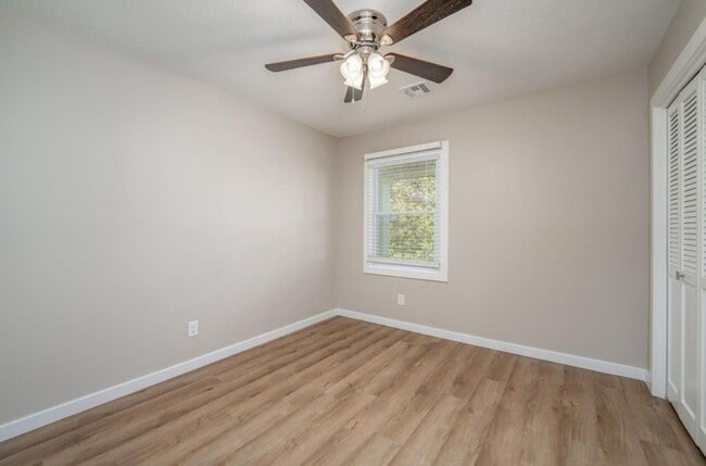 Building Photo - 222 Live Oak Ln