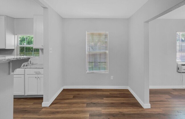 Building Photo - Updated 2 Bedroom Rental with Large Backyard