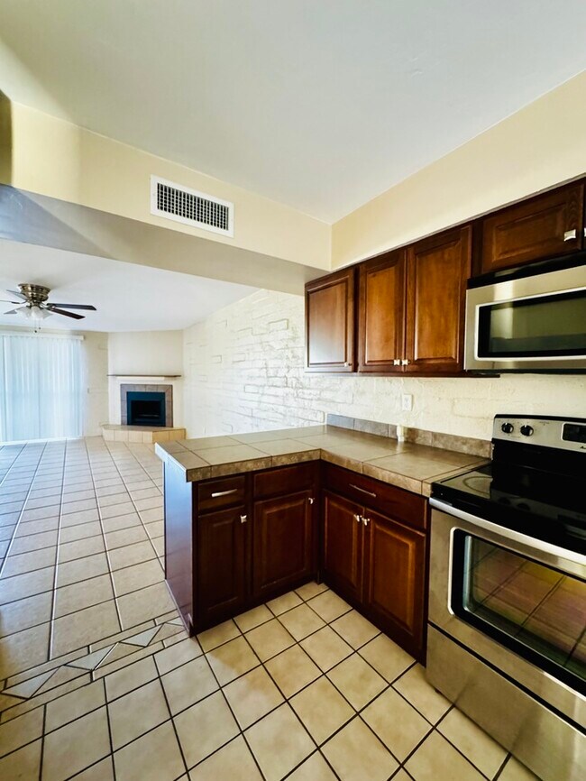 Building Photo - FOR RENT