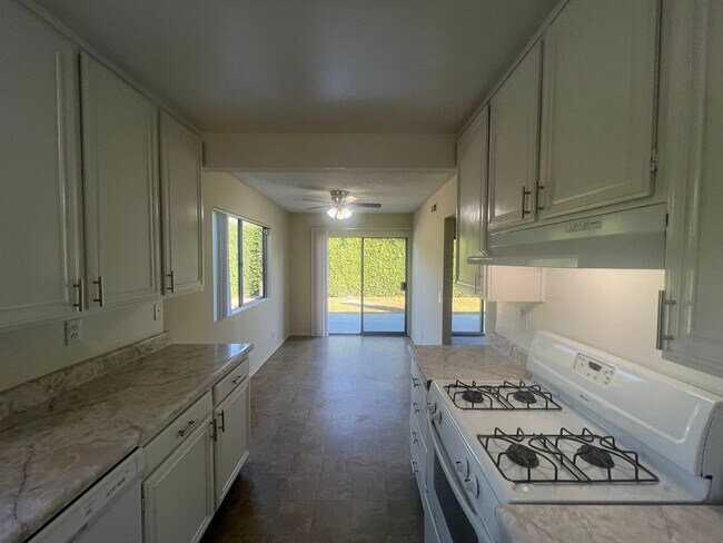 Building Photo - 3 Bedroom 2 Bath Home ,