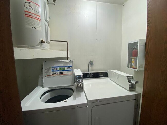 Building Photo - $975 | 2 Bedroom, 1 Bathroom APARTMENT | N...